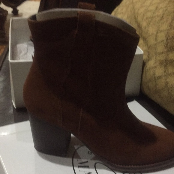 Women 9.5 Steve Madden Wyatt Rust Suede bootie - Picture 3 of 7